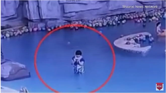 [Vídeo Fuerte] ¡Descuido fatal! Se ahogó mientras su madre veía el celular