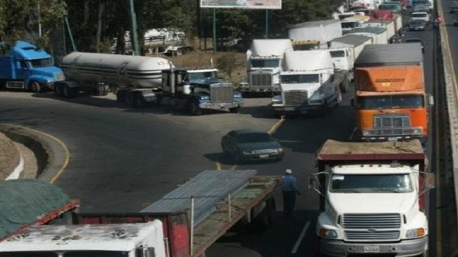 Transportistas ganan pulso al gobierno y logran prórroga para instalar limitador de velocidad