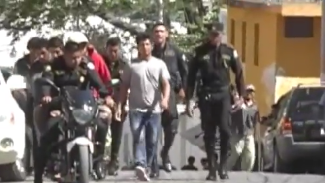 A pie son trasladados reos de la cárcel de Jutiapa, por falta de unidades