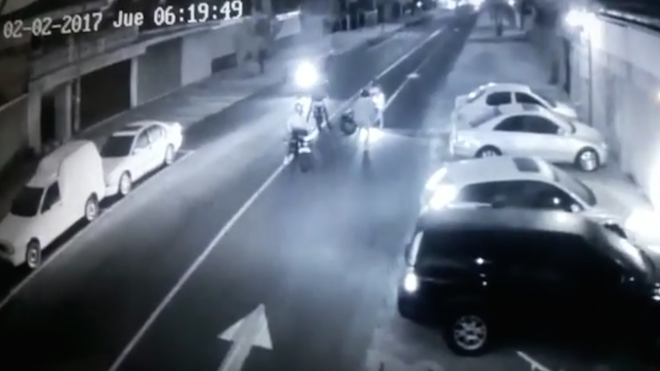 VIDEO. Mira cómo roban una moto en marcha en zona 12