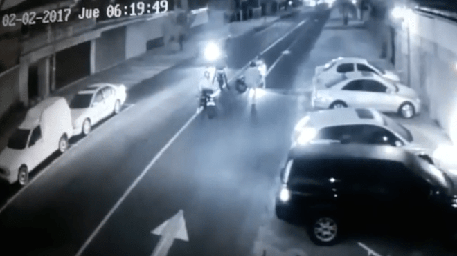 VIDEO. Mira cómo roban una moto en marcha en zona 12