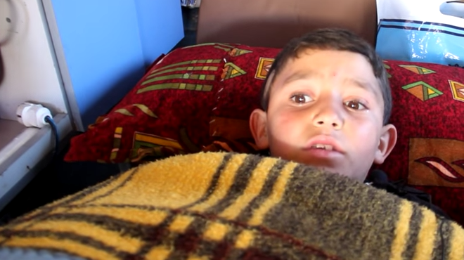 Niño sirio pierde sus piernas tras explosión de bomba en su casa