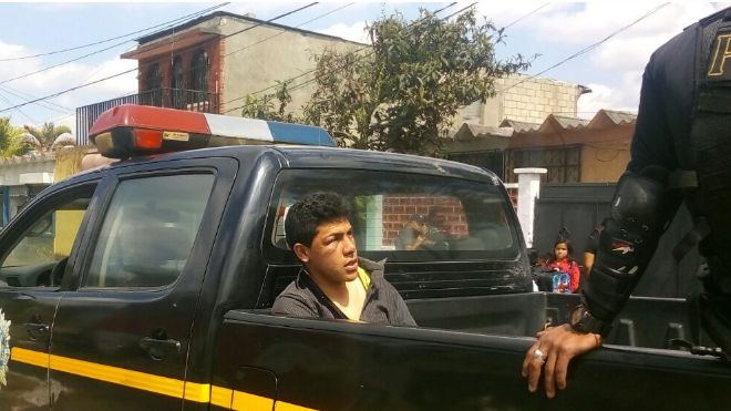 Presunto delincuente es rescatado por la PNC, vecinos buscaban lincharlo