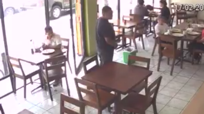 [VÍDEO] Así asaltan en un restaurante de la zona 10