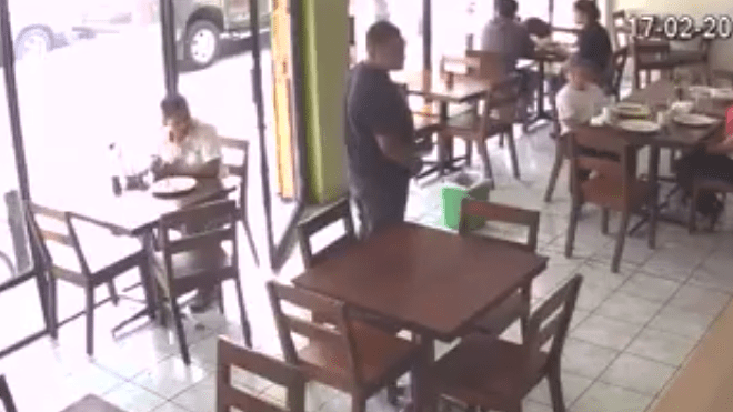 [VÍDEO] Así asaltan en un restaurante de la zona 10