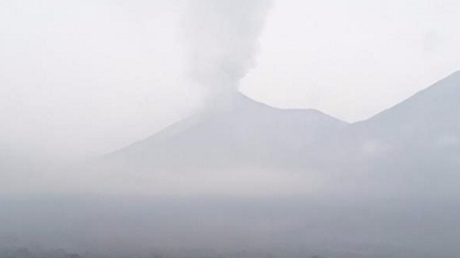 El volcán de Fuego se activa y lanza ceniza