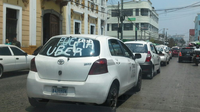 Taxistas protestan contra Uber