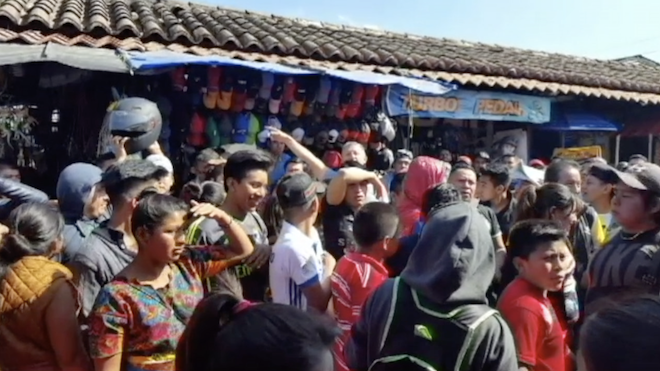 Locatarios se enfrentan en La Antigua Guatemala