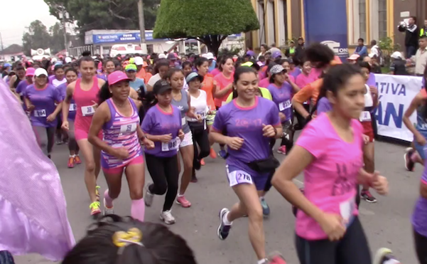 Icónico color morado brilla en los departamentos. Mujeres celebran su día