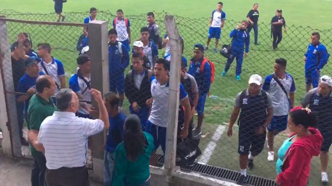 Aficionado y jugador casi se van a los golpes después&hellip;
