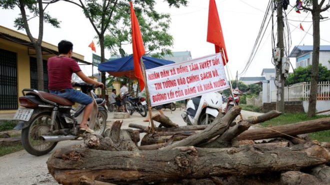 Barricadas con troncos, arena y ladrillos son las que han instalado los habitantes de Dong Tam, en el sur de Hanói. REUTERS