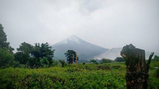Volcán de Fuego con hielo en su cráter