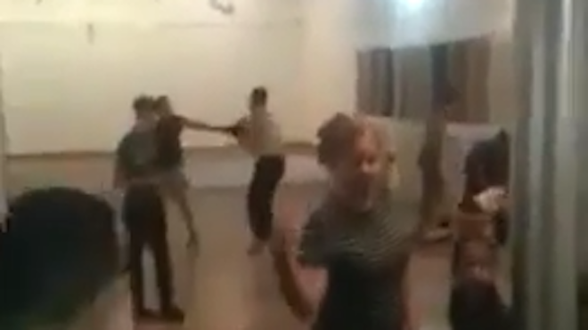 Se pelean por el amor de un pastor, dentro de la iglesia