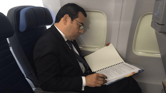Presidente Jimmy Morales antes de partir del Aeropuerto La Aurora.