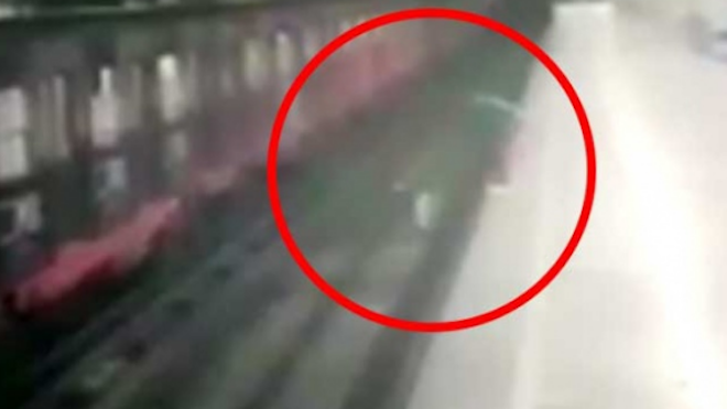 Lanza a su bebé a las vías del tren