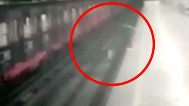 Lanza a su bebé a las vías del tren