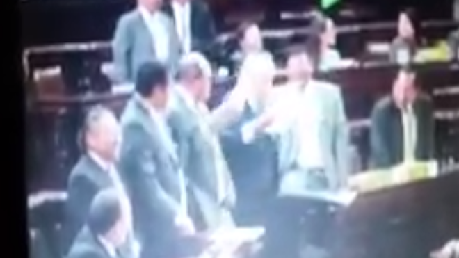 Taracena lo hace de nuevo se pelea con otro diputado [VÍDEO]