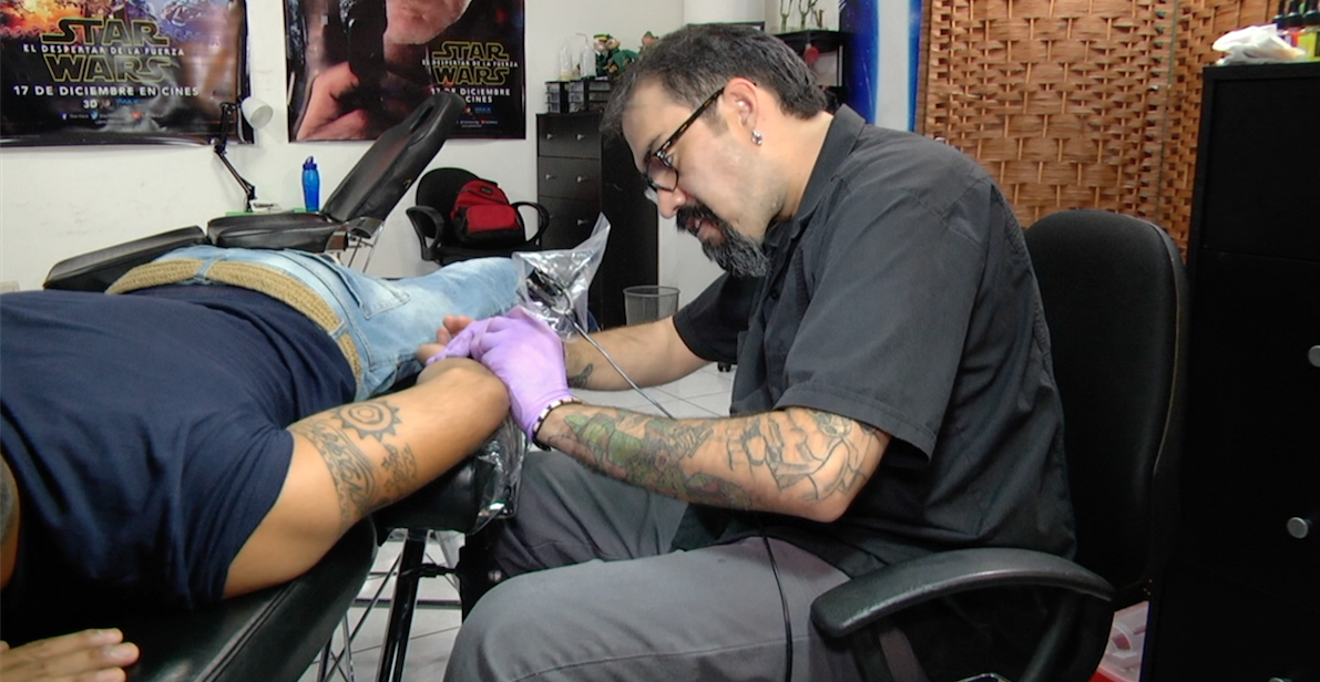 Tatuajes 3D para sobrevivientes de cáncer en Guatemala