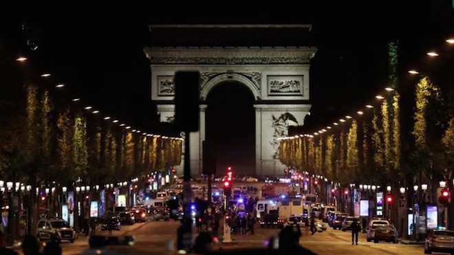 AFP El ataque provocó pánico en algunos turistas y parisinos que estaban cerca del lugar del incidente, un área de almacenes de la capital francesa.