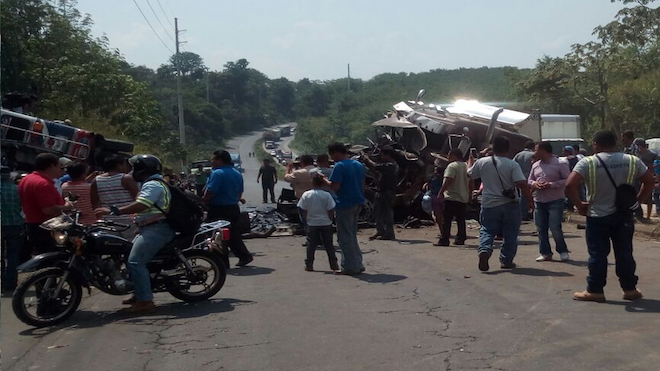 Autobús y tráiler chocan, hay más de 15 heridos