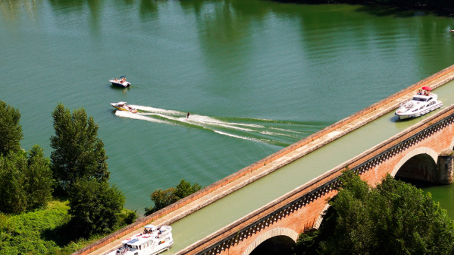 Una mujer peruana fue capturada esta mañana. Se sospecha que arrojó a su bebé de 14 meses al río Lot a su paso por Cahors (sur de Francia), fue detenida el miércoles, indicó a la AFP el fiscal, que descartó la pista accidental.