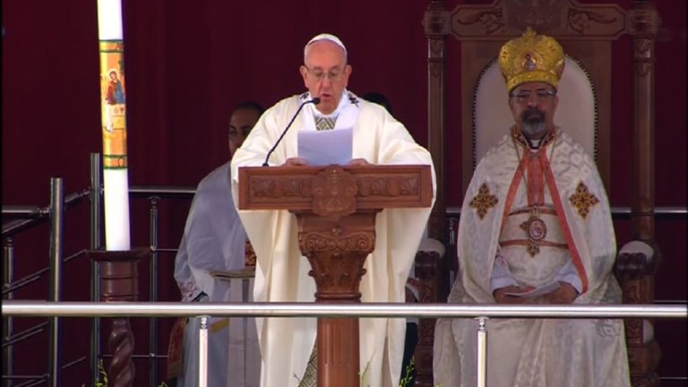 Papa defendió en Egipto la caridad contra el extremismo