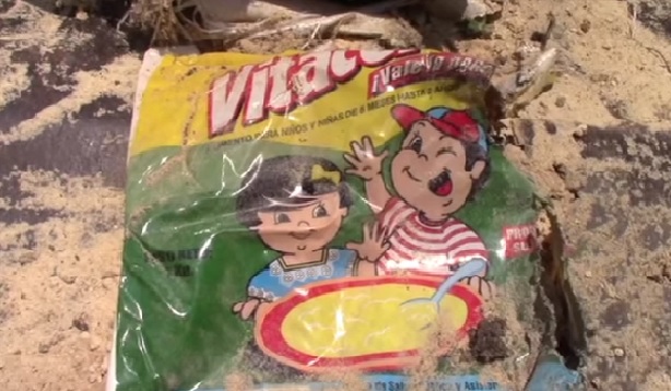 Vitacereal vencido que fue enterrado en Vertedero Municipal.