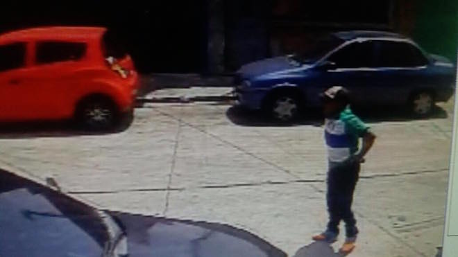 ¡Precaución! tenga cuidado dónde se parquea, hombre se roba carro en la zona 7. Todo queda en vídeo