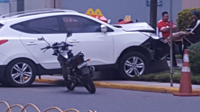 Nuevo accidente, ahora en la Roosevelt. Mujer atropella a una persona dentro de comercio [GALERÍA]
