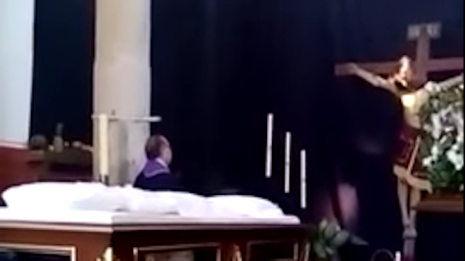 Graban el momento en que una escultura de Cristo mueve la cabeza durante una misa