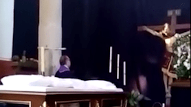 Graban el momento en que una escultura de Cristo mueve la cabeza durante una misa