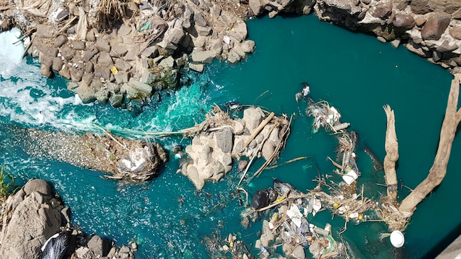 Río Platanitos se tiñe por contaminación. Localizan origen del daño