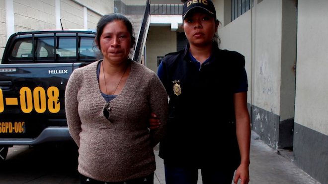 Abortó a su bebé y luego lo lanzó a una fosa séptica