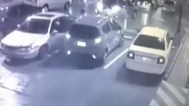 No hicieron nada, delincuentes abren carro en CC de Mixco, todo queda en la cámara de seguridad