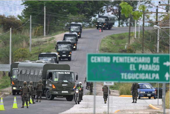 El gobierno de Honduras trasladó este martes a más de 700 reos considerados peligrosos al centro penal de máxima seguridad de La Tolva.
