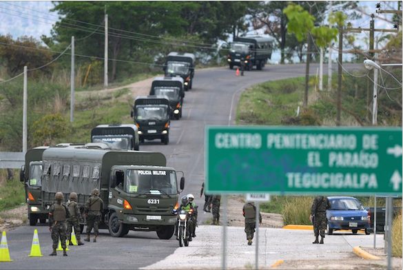 El gobierno de Honduras trasladó este martes a más de 700 reos considerados peligrosos al centro penal de máxima seguridad de La Tolva.