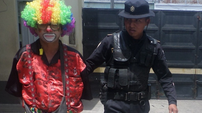 Este payaso vendía más que sonrisas... ¡Vendía drogas!