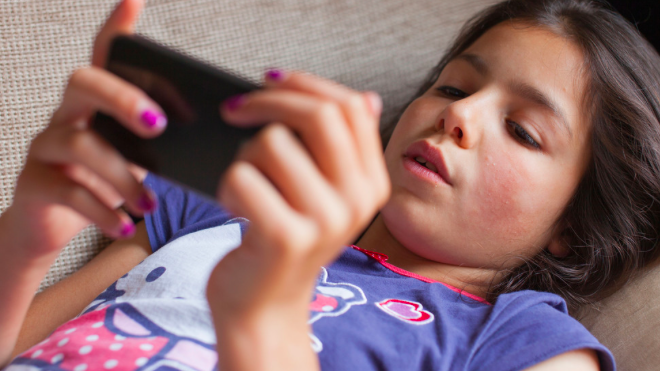 niños conectados a redes sociales