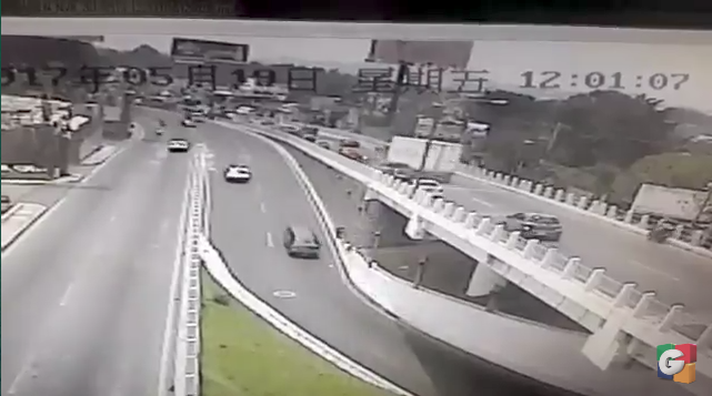 Cámaras de la Municipalidad de Mixco capta momento en que trailer colisiona con otros vehículos.