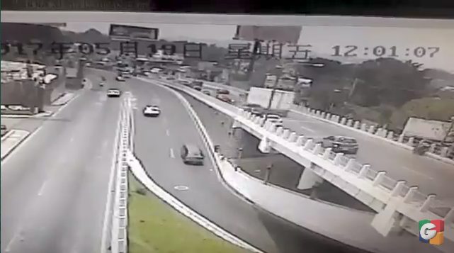 Cámaras de la Municipalidad de Mixco capta momento en que trailer colisiona con otros vehículos.
