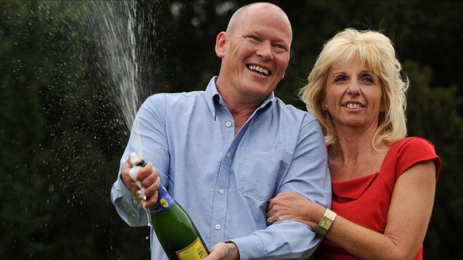 AFP La pareja ganó cerca de US$150 millones en octubre de 2011 como parte del premio mayor de la lotería Euromillones.