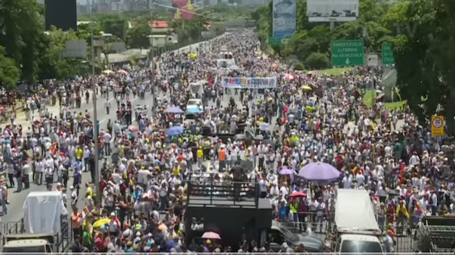 Miles de opositores desafían a Maduro en Venezuela