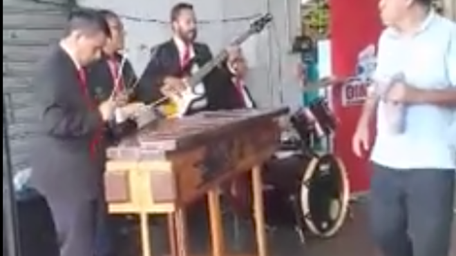 Tiene muchas versiones pero "nada como escuchar Despacito en Marimba" [VÍDEO]