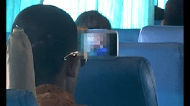 Se vuelve viral el video de un monje budista mirando porno en público