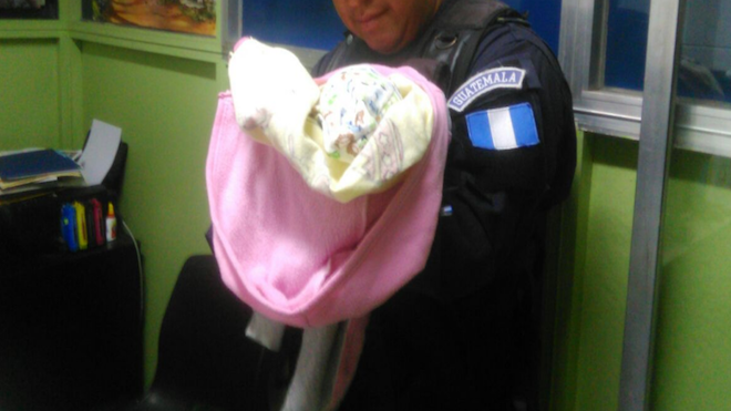 Localizan bebé abandonada en baño de un centro comercial de Mixco