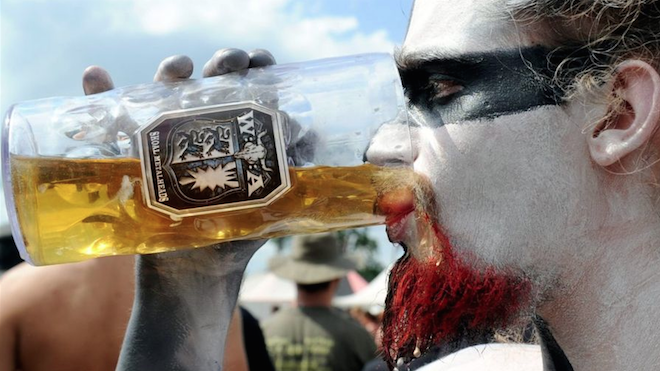 AFP Además de mucha música, los asistentes del festival Wacken Open Air consumen unos 5 litros de cerveza en promedio.