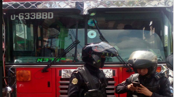 Chofer de camioneta es capturado por pegarle a PMT que le puso multa