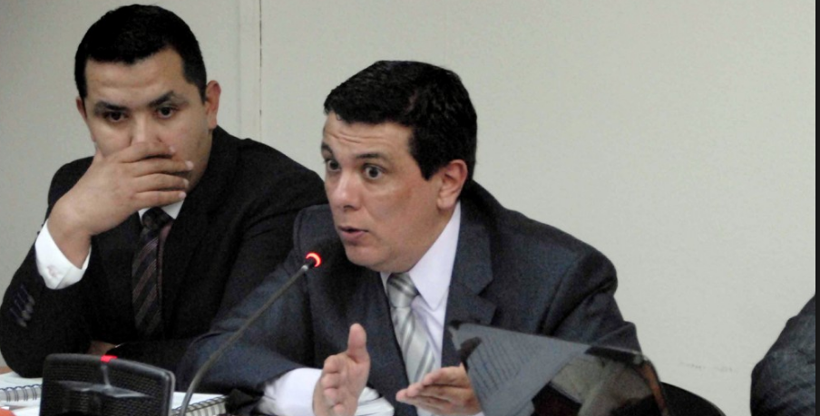 Exmagistrado Erick Santiago y dos personas más enfrentarán juicio