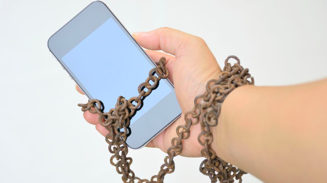 adicto al celular, hombre encadenado a su teléfono