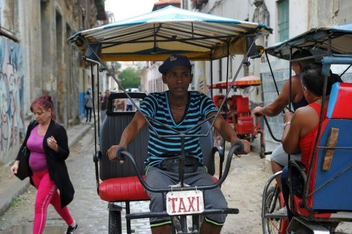AFP El enfermero José Antonio Torres conduce su bicitaxi en una calle de La Habana, Cuba.
